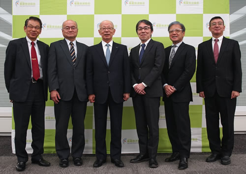 左から、園田専務理事、岡本副会長、和崎会長、村山副会長、滝山CAB-J会長、音所長